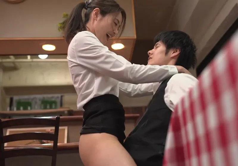 Cậu trai trẻ làm tình cô nhân viên nữ có chồng nhưng ông xã “yếu”